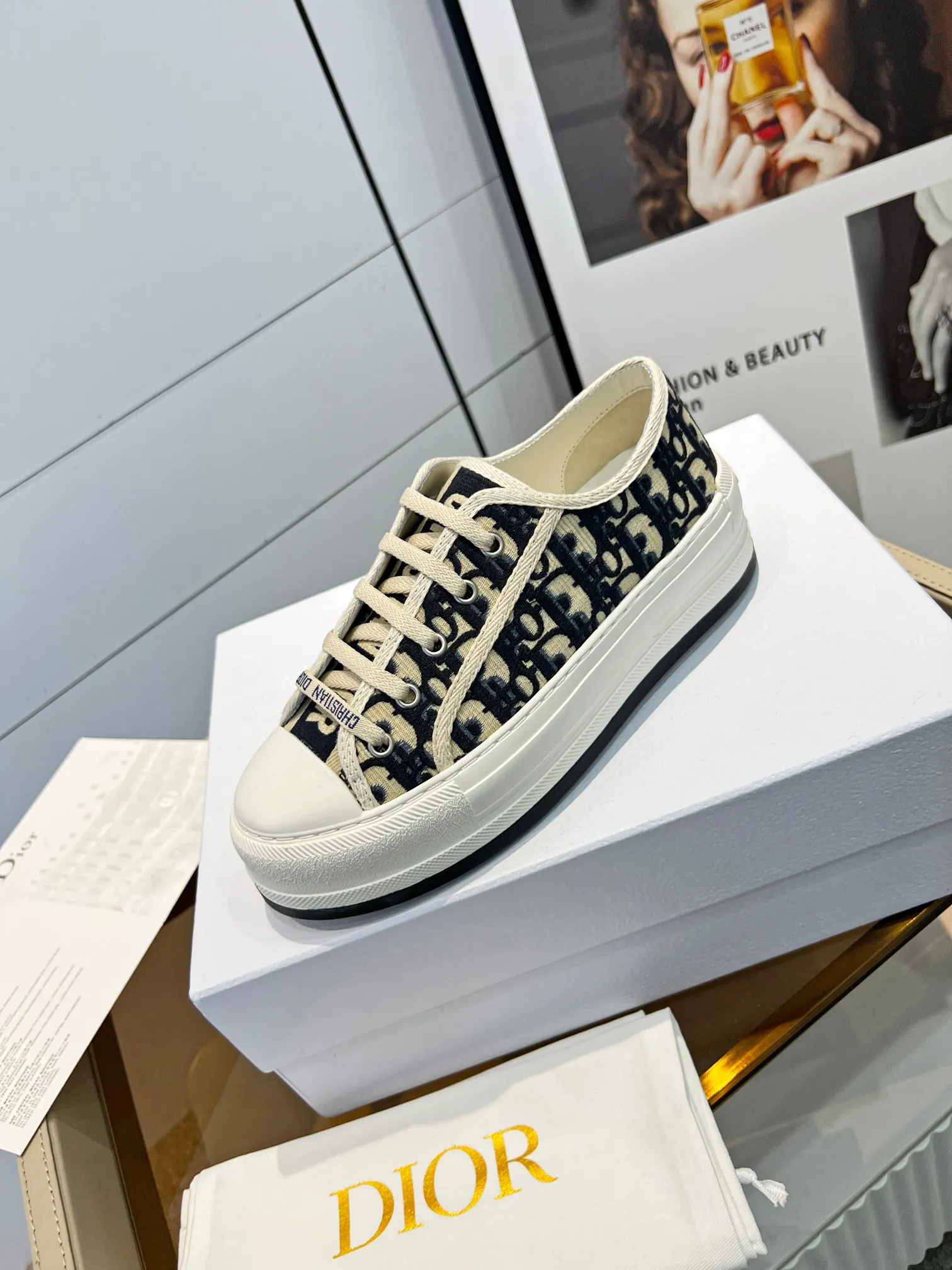 👟👟Ex-factory price 520👟👟 Women's shoe factory Dior Dior's latest spring and summer catwalk style casual thick-soled cloth shoes. Hard to find one shoe at the counter. Kim Ji-soo's same style is planted by many Internet celebrities. Stir-fried chicken on the feet is versatile. Taikoo Hui genuine purchase and development High-end customized upper material, 3D electric embroidered three-dimensional cloth surface, perfect replica of the outsole, very comfortable foot feel, original full set packaging code number 35-40 (41 customized)
